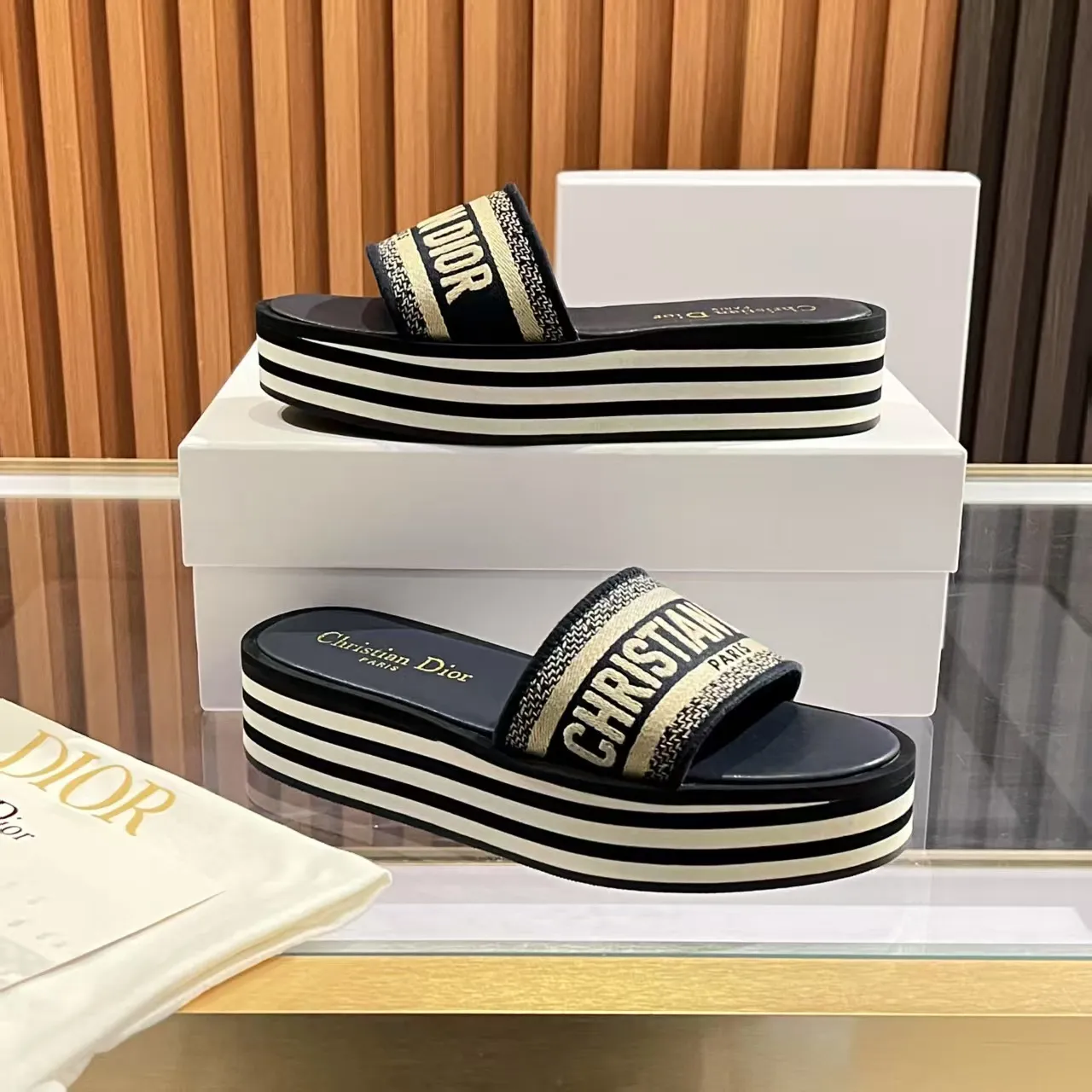 👟👟Ex-factory price 420👟👟 Dior's latest high-quality embroidered slippers - Hand-embroidered craftsmanship, time-consuming craftsmanship - Lambskin lining, breathable and soft - Non-slip rubber thick sole, lightweight cushioning - Sizes 35-40 (41 customized) ** Walk with ease, walking between art and life. ** Dior embroidered slippers - let pointe become a poetic extension of your taste and style.